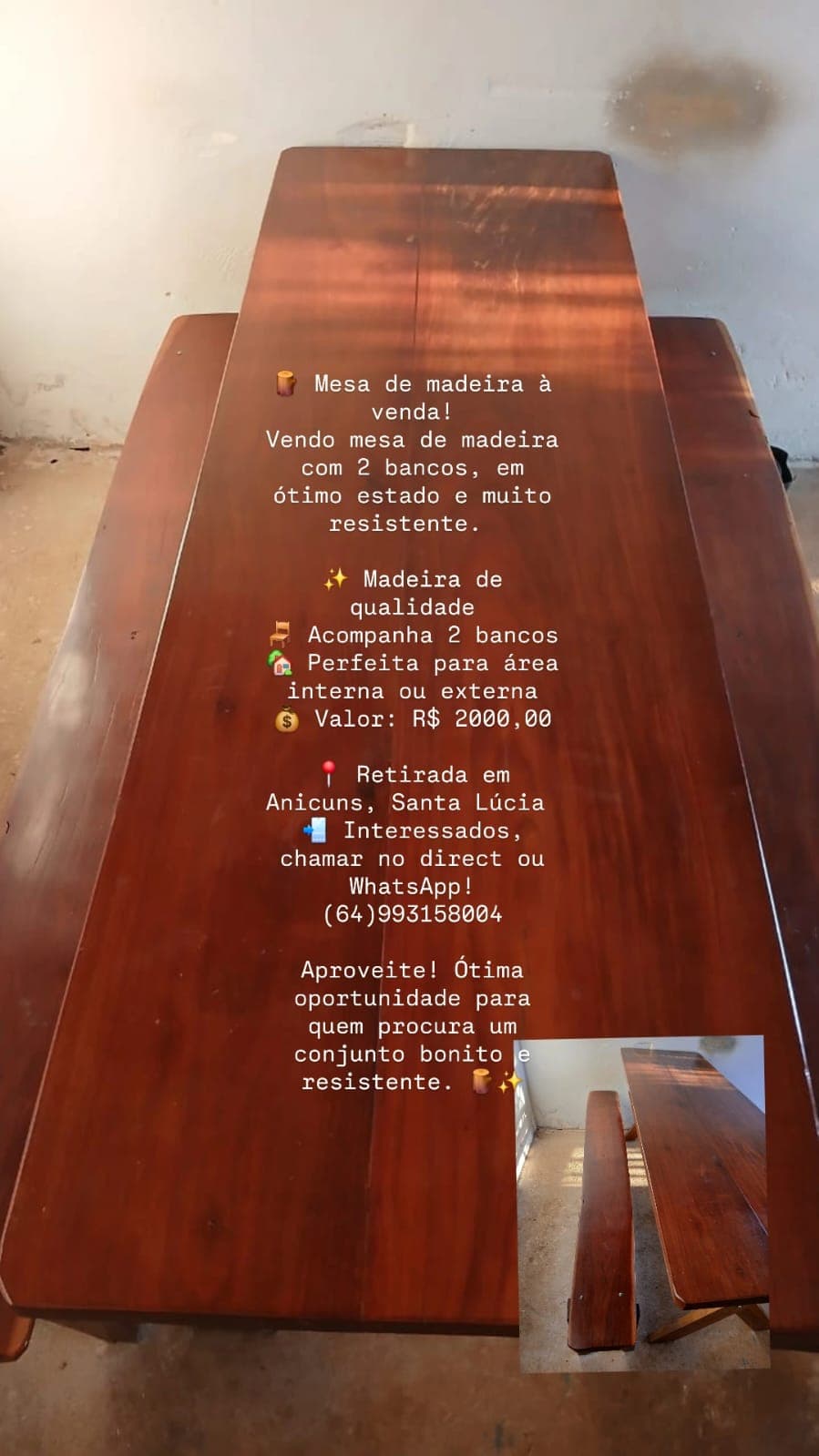 Mesa de madeira com 2 bancos em ótimo estado